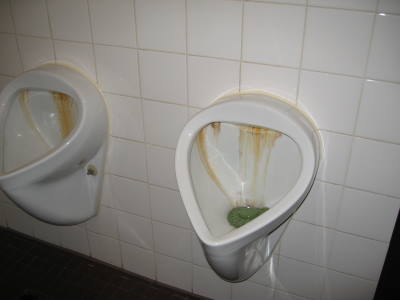 Ablagerung in Urinal
